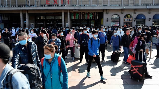 中国民众黄金周出游 冠病病例上升多地封控