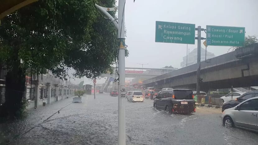 Banjir Jakarta: Lalu lintas macet, Transjakarta dan Mikrotrans terganggu, atap SD roboh