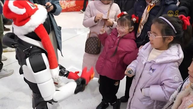 机器人走进上海购物商场 让消费者亲身体验便利