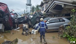 Typhoon flooding kills 5, strands thousands in central Philippines