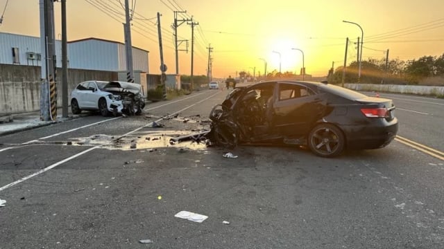 疑太阳直射睁不开眼  台湾年轻夫妻遇车祸丧命