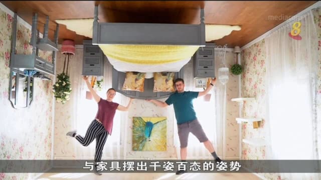 英国一间颠倒屋让家具扎在天花板上 吸引众人前来拍照留念