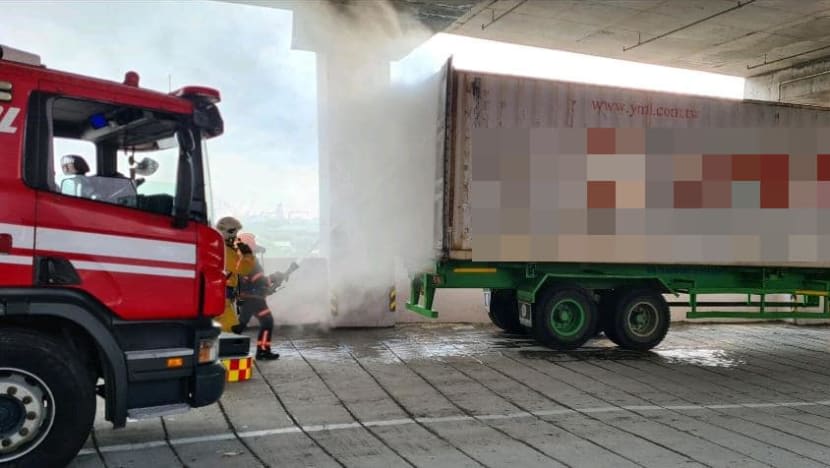 Seorang pegawai SCDF cedera, 25 orang dipindahkan dalam kebakaran di Tuas 