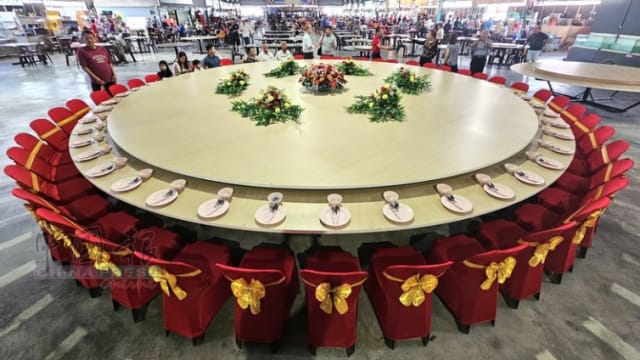 马国小贩中心全国最大圆桌 大到能坐下一巴士的人