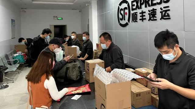 恢复首阶段免检疫通关 香港旅客带奶粉药物给中国大陆亲人
