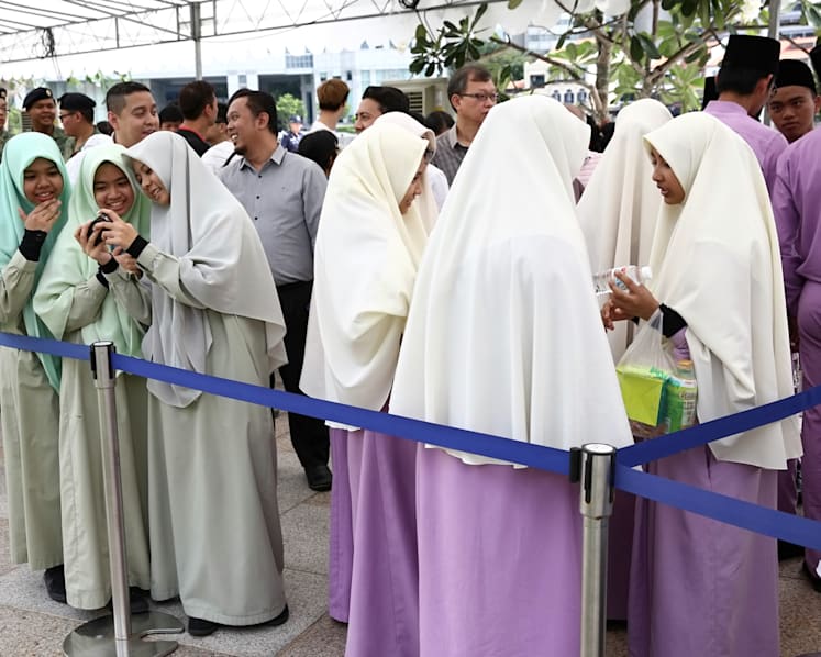 Young and old bid goodbye to S R Nathan