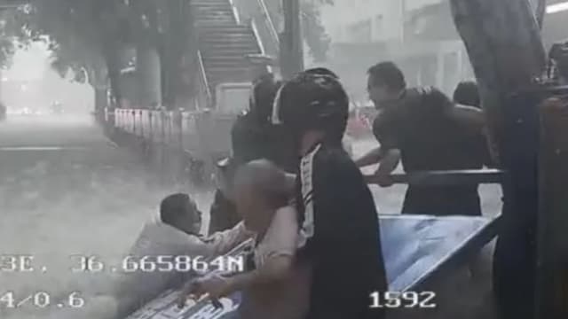 台风杜苏芮暴雨险将老翁冲走 车长用巴士挡激流救人