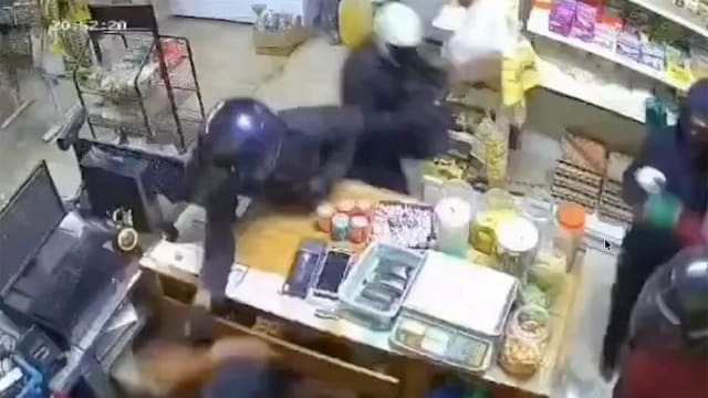 马国四蒙面匪持剑闯杂货店抢劫 店员反抗受伤