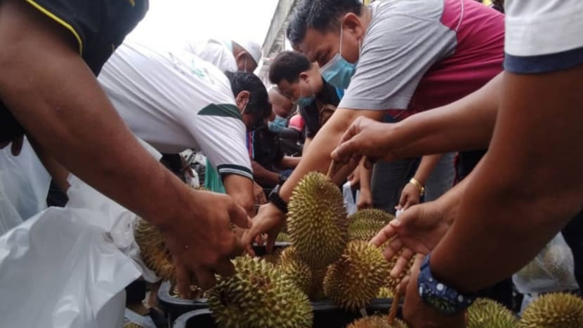 Durian harga runtuh RM1.99 sekilogram licin disambar dalam tempoh sejam Durian harga runtuh RM1.99 sekilogram licin disambar dalam tempoh sejam
